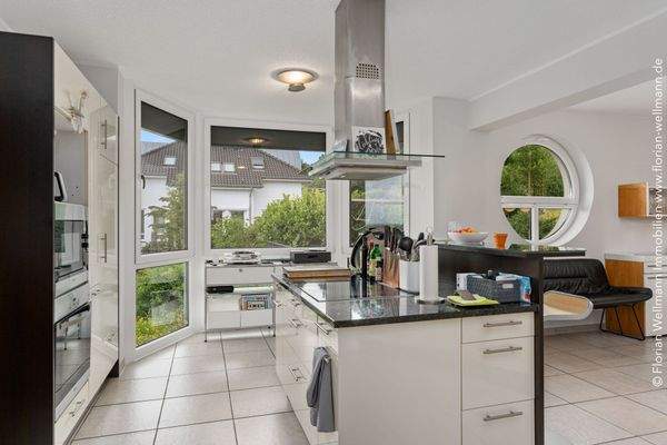 Hochwertige Einbauküche inklusive elektrischer Markengeräte