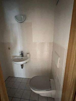 Gäste-WC in der unteren Ebene vor Renovierung