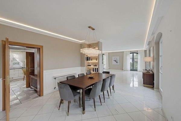 Essbereich mit Zugang zur Küche