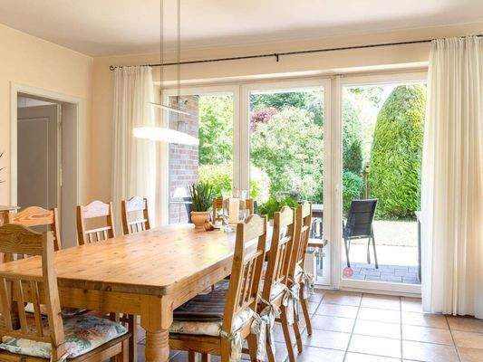 Esszimmer mit Gartenblick