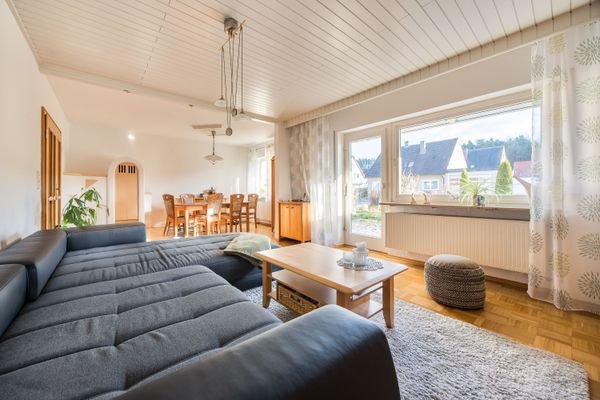 Wohnzimmer mit Austritt in den Garten