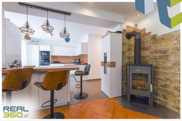 Küche mit Barbereich und Kamin im EG