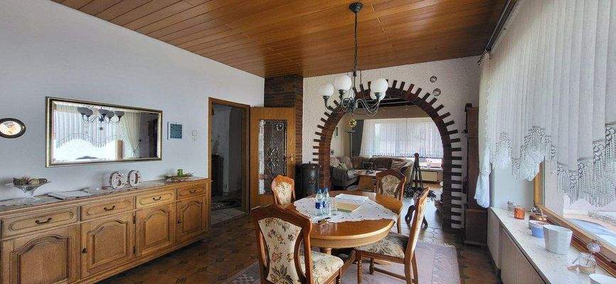 ESSZIMMER MIT VIEL LICHT UND PLATZ