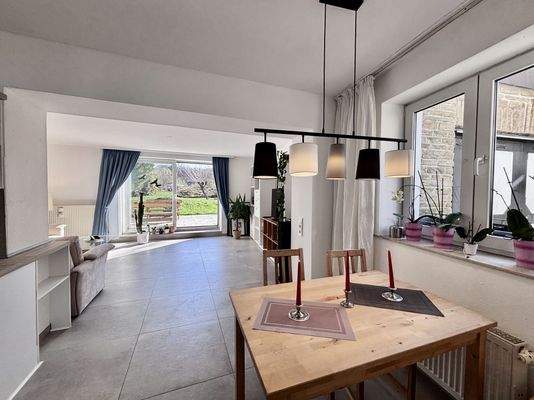 Essplatz und Ausgang zur Terrasse