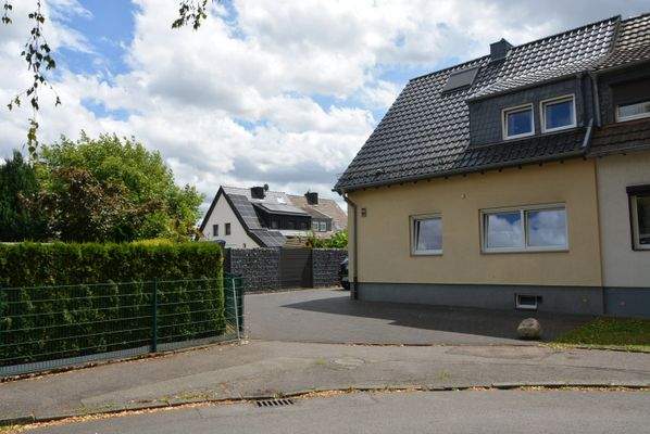 Vorderansicht des Hauses und Zufahrt