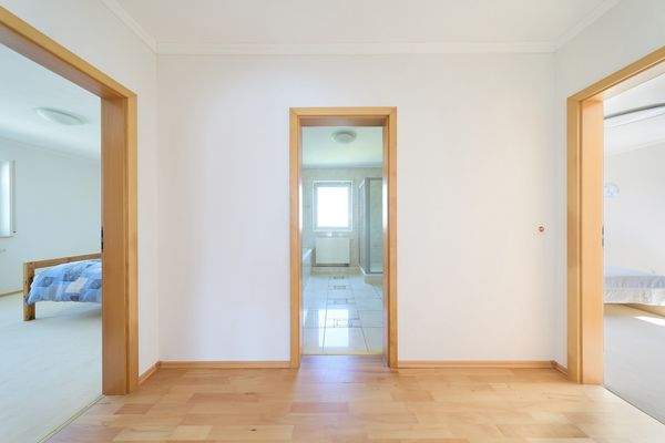 OG Blick in Schlafzimmer + Bad