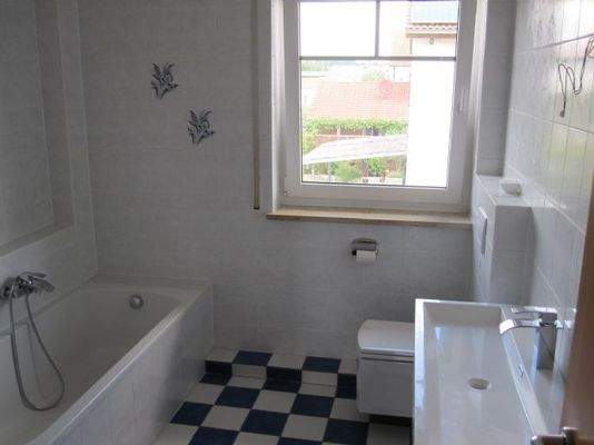 Bad mit Dusche, Wanne, Waschtisch und Fenster