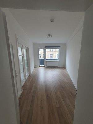 Leeres Wohnzimmer mit Fenster