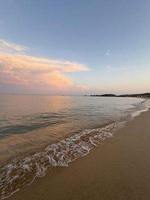 Ruhiges Meer und feiner Sand