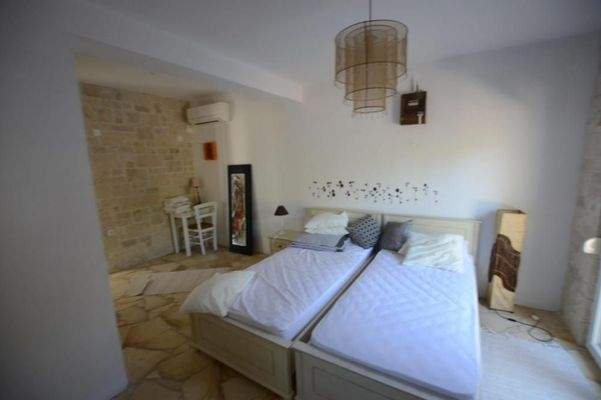 Freistehende Villa mit drei Schlafzimmern und Gästeapartment, Olivenhain und Pool