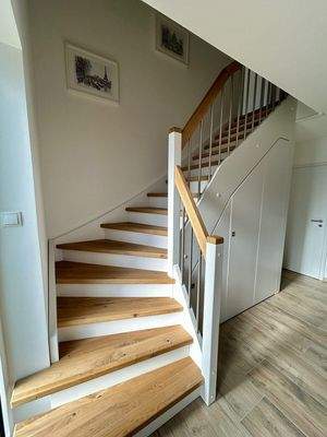 Aufgang mit Echtholztreppe