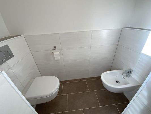 Badezimmer mit separatem WC