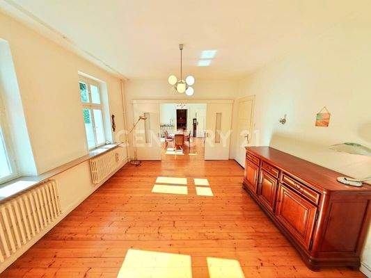 lichtdurchflutetes Arbeitszimmer im EG