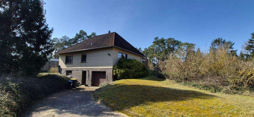 rückwärtige Ansicht mit Tiefgarage 