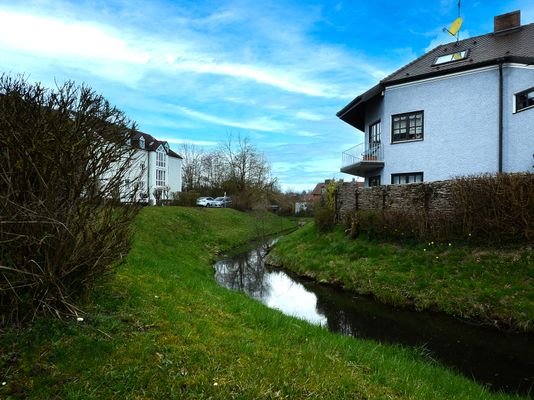 Der Klaffenbach mit Grünanlage direkt vor dem Haus