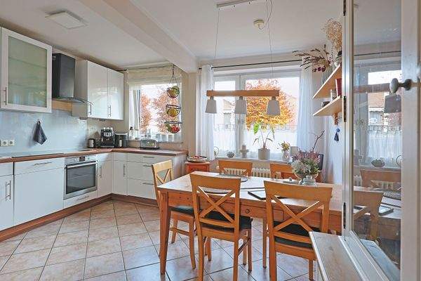 Gemütliche Küche mit Essplatz in der Morgensonne