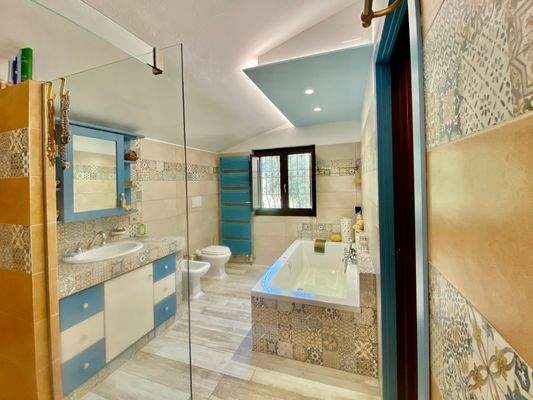 Bad mit übergroßer Badewanne