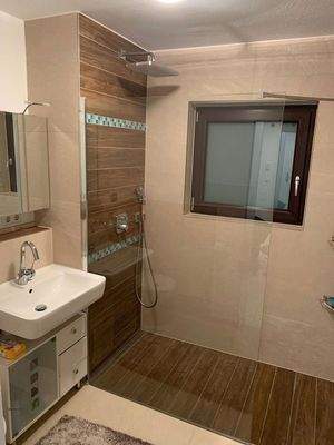 Bad + begehbare Dusche 