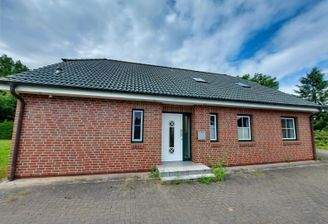 Vordere Traufenseite mit Eingangsbereich