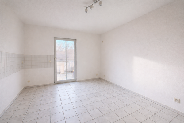 Küche mit Balkonzugang