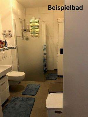 Das abgebildete Bad gleicht dem Bad der angebotenen Wohnung; bodengleiche Dusche, weiße Sanitärobjekte, weiße Wandfliesen, dunkelgraue Bodenfliesen; die abgebildeten Einrichtungsgegenstände sind nicht Bestandteil des Mietvertrages