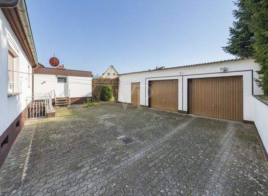 Garagen und Hof