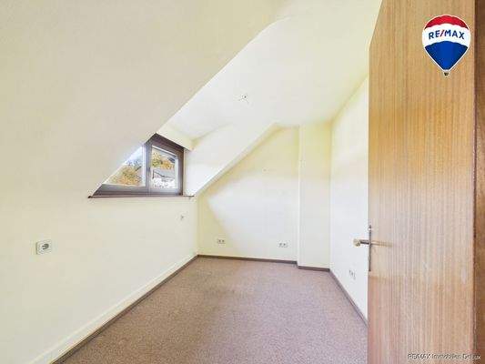 RE/MAX Immobilien DeLux Soppelhaushälfte Mettlach Schlafzimmer