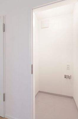 Leerer Raum mit Steckdosen