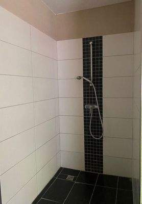 EG: Bodentiefe große Dusche, etc.