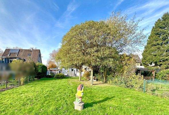 Mittlerer Gartenbereich mit Gartenhäuschen