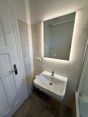 Waschbecken mit LED Spiegel