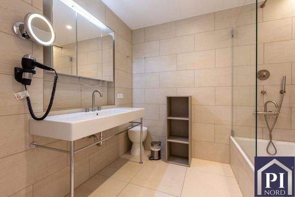 Wannenbad mit Spiegelschrank und Fön