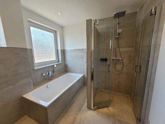 Bad mit Wanne und Dusche.jpg