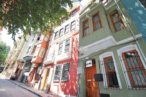 Renovated Building 250 Meters from the Coast in Istanbul