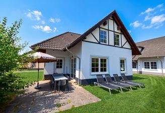 kaufen-freistehendes-ferienhaus-cochem-aussenansicht-terrasse-recreatieadviseurs-vakantiehuistekoop-nl.webp