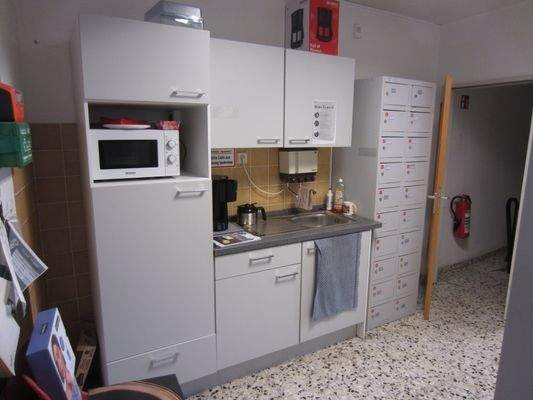 BLICK ZUR KÜCHENZEILE IM PERSONAL AUFENTHALTSRAUM