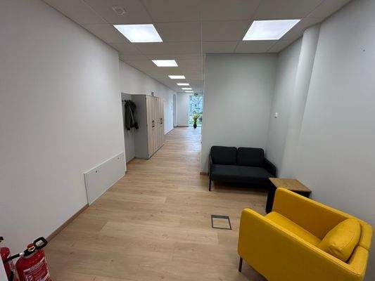 Büroflur mit Sitzbereich