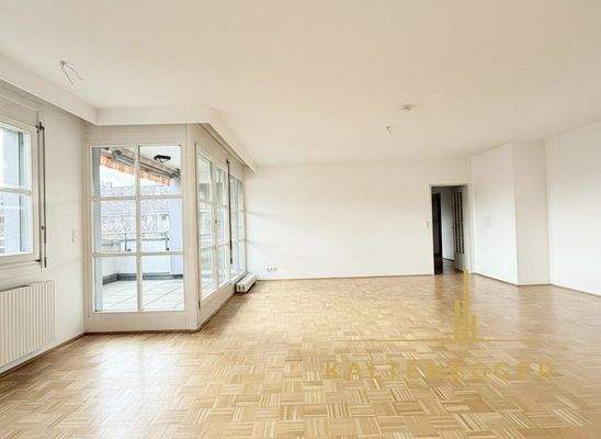 Blick von Küchenbereich auf Wohnbereich mit Loggia