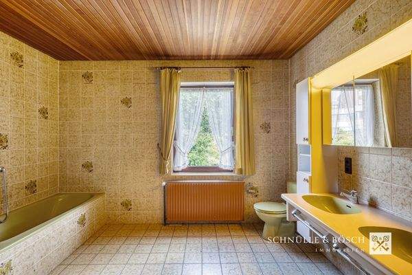 Großzügiges Badezimmer mit Wanne und Dusche