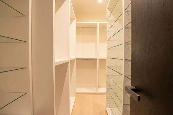 Begehbarer Schuh-/Kleiderschrank