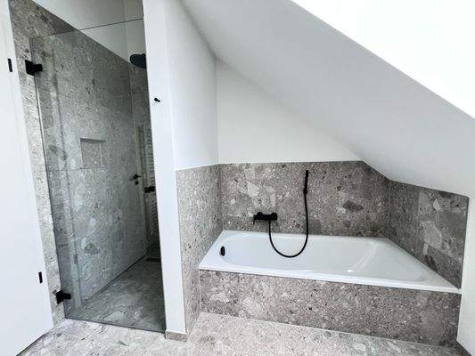 Große Dusche und Badewanne