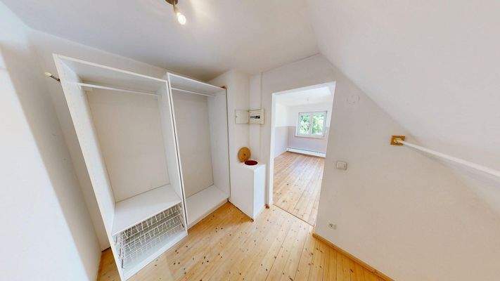 Begehbarer Kleiderschrank mit Wäscheabwurf 