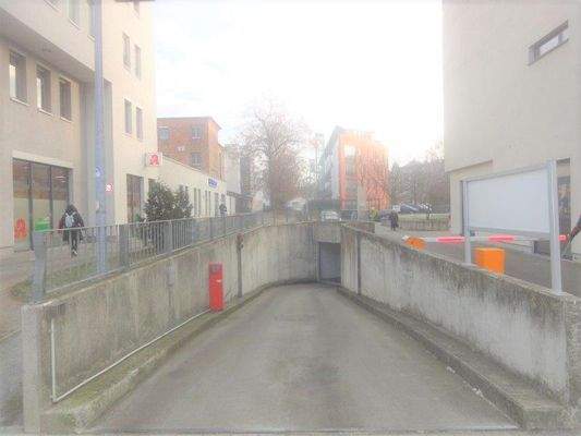 Tiefgarageneinfahrt