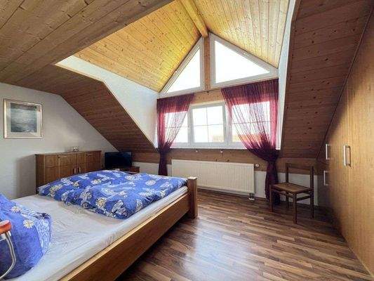 Zimmer mit Gaube im DG