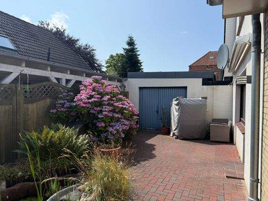 ... mit Zugang zur Garage