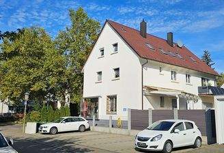 Außenansicht Süd-West mit 6 Autostellplätzen.