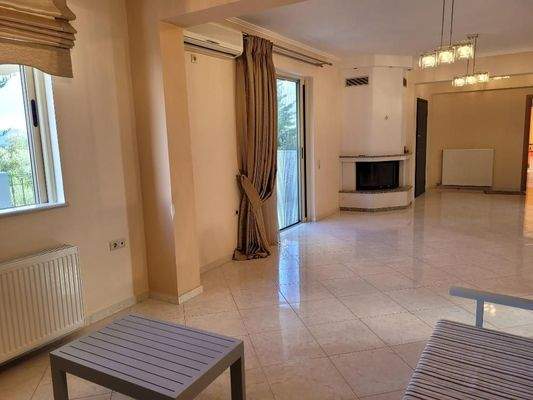 Kreta, Argouli: Zweistöckiges Haus mit Keller zu verkaufen