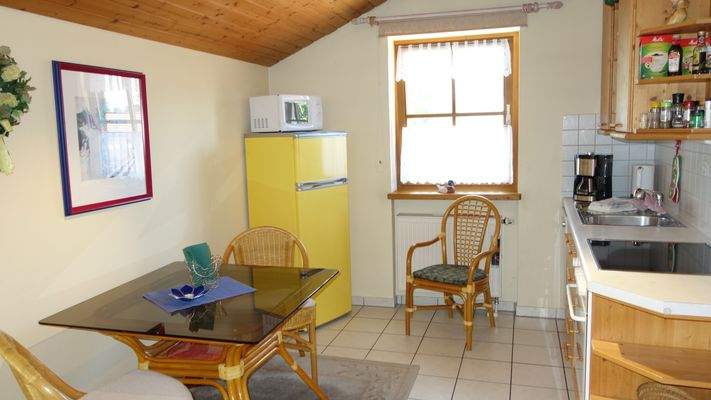 Einbauküche und Platz für Esstisch 