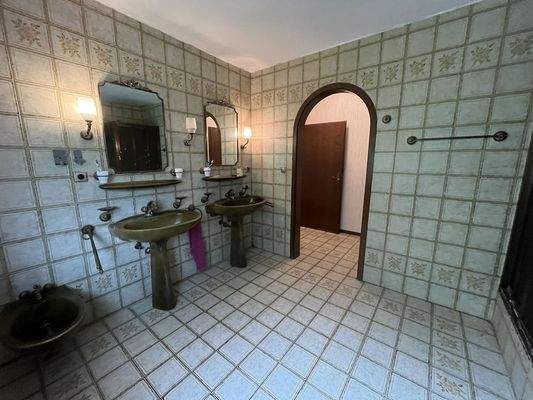 Bad mit Doppelwaschbecken