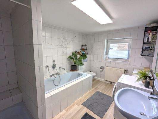 Badezimmer Wohnung 1. OG rechts